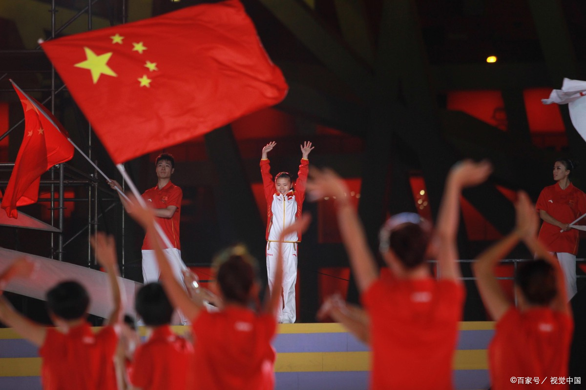 球场上拼尽全力，彰显国际体育精神的简单介绍