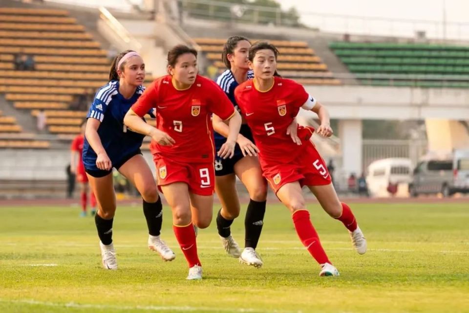 国际足球赛场上女运动员的飒爽英姿