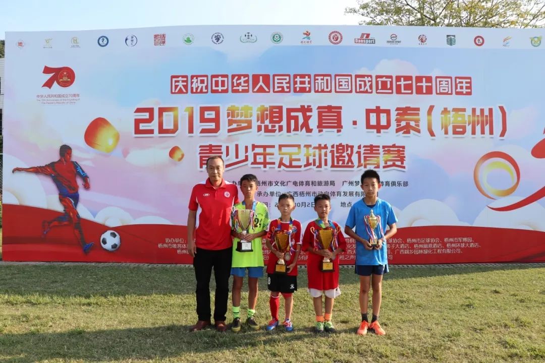乐鱼体育app官网入口-波兰举重运动员创造奇迹，梦想成真