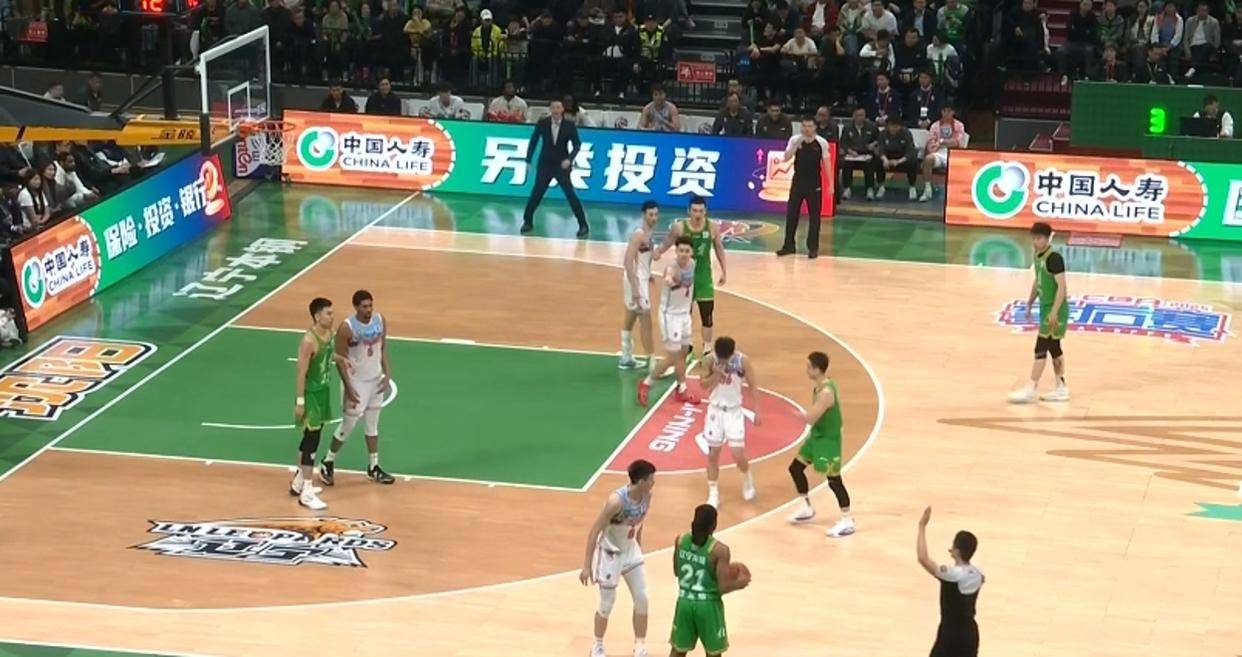 辽宁男篮赢得关键胜利，重回领先位置